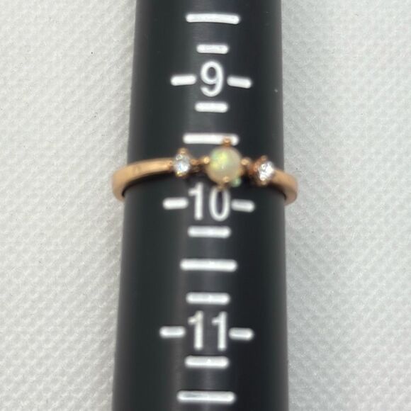 NWOT Size 9 3/4 Faux opal center stone and two flanking zircon stones - Picture 4 of 4